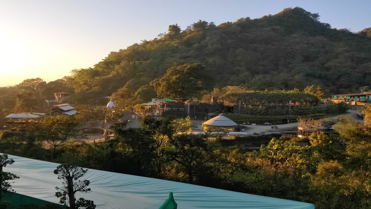 देहरादून में योगी ऐरन की संपत्ति में 50 लोगों के घुसने का आरोप