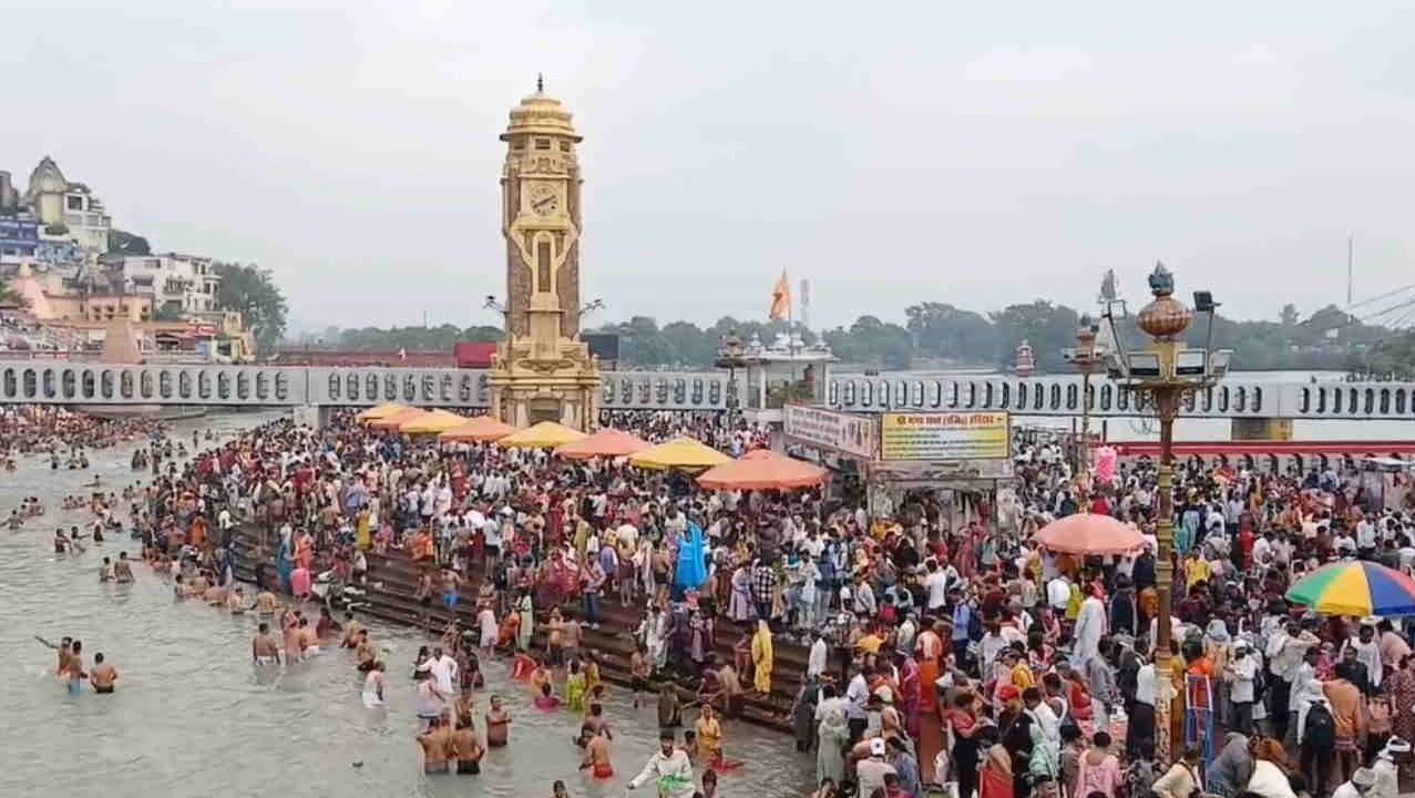 पितृ तर्पण के लिए हरिद्वार पहुंचे श्रद्धालु