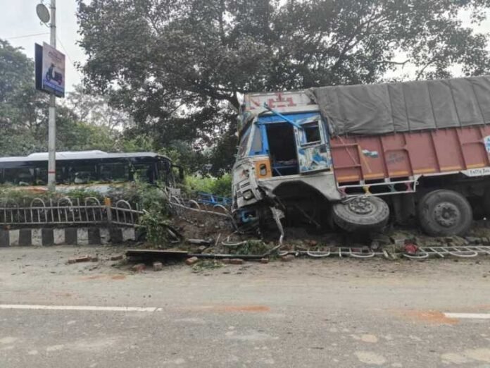 ट्रक और पुलिस बस की जोरदार टक्कर
