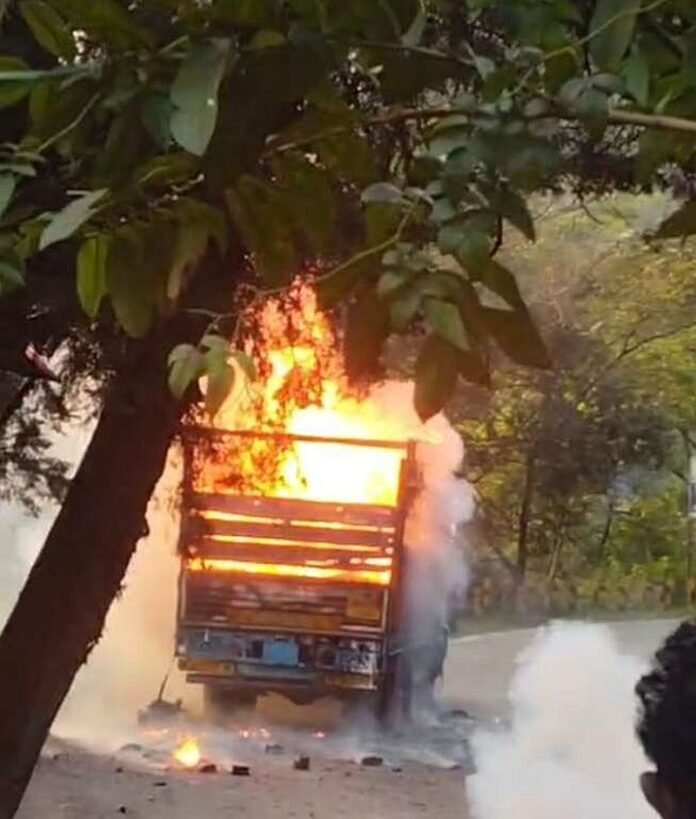 दीपावली के सामान से लदे ट्रक में लगी भीषण आग