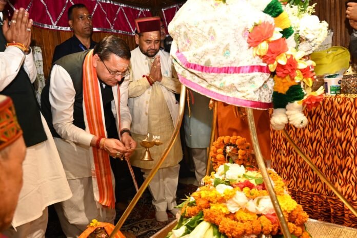 पीएम मोदी के 25 वर्ष के सार्वजनिक जीवन पर सीएम ने की विशेष पूजा