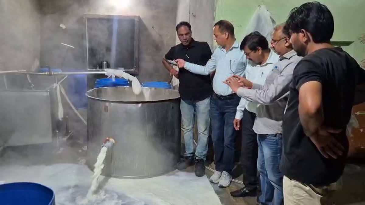 फैक्ट्री में छापेमारी का भारी मात्रा में नकली पनीर पकड़ा