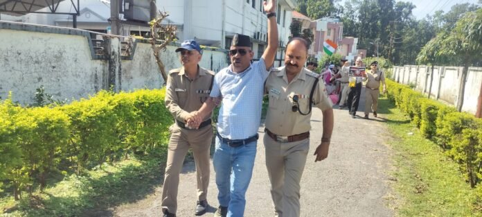 चुनाव आयोग कार्यालय पर तालाबंदी करने पहंुचे आप के कई कार्यकर्ता हिरासत में