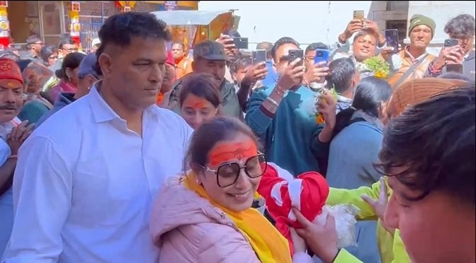 बदरीनाथ धाम पहुंचीं अभिनेत्री रानी मुखर्जी